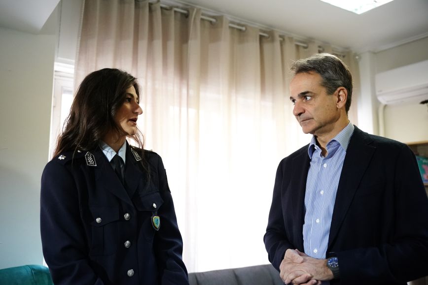 Επίσκεψη Μητσοτάκη στο Α.Τ Καλλιθέας – Ικανοποίηση για την πρόοδο της ΕΛΑΣ στην αντιμετώπιση ενδοοικογενειακής βίας