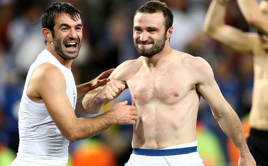 Καραγκούνης και Σαλπιγγίδης πανηγυρίζουν την πρώτη νίκη για την Ελλάδα σε Μουντιάλ Καραγκούνης και Σαλπιγγίδης πανηγυρίζουν την πρώτη νίκη για την Ελλάδα σε Μουντιάλ