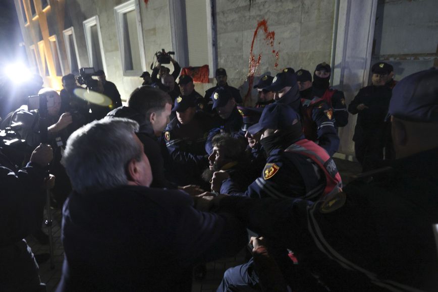 Αλβανία: Επεισόδια μεταξύ διαδηλωτών και αστυνομικών σε διαμαρτυρία έξω από το γραφείο του Έντι Ράμα