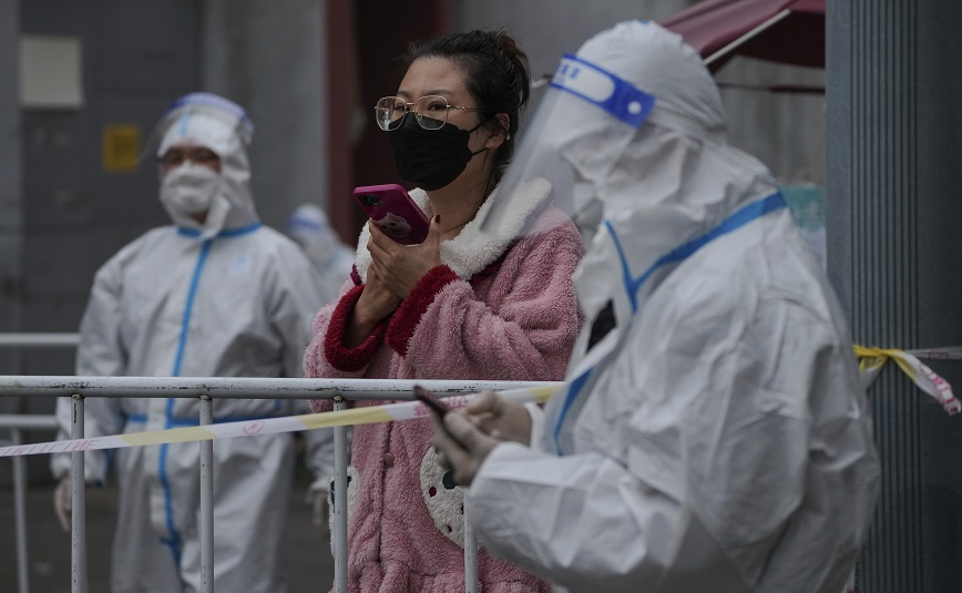 Κίνα: Βίντεο δείχνει γυναίκα να γεννάει όρθια έξω από νοσοκομείο &#8211; «Δεν είχε κάνει τεστ κορονοϊού»