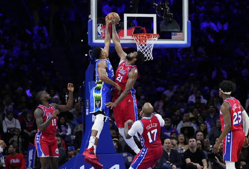 NBA: Αγκωνιά στον Γιάννη Αντετοκούνμπο και ήττα για τους Μπακς από τους 76ερς 110-102
