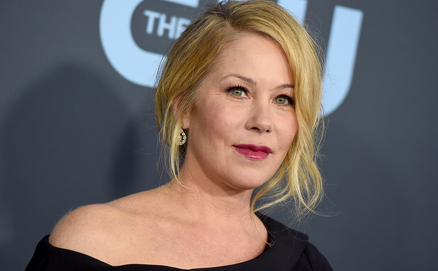 Συγκλονίζει η Christina Applegate για τη σκλήρυνση κατά πλάκας: Πήρα 18 κιλά &#8211; Δεν μπορώ να περπατήσω χωρίς μπαστούνι