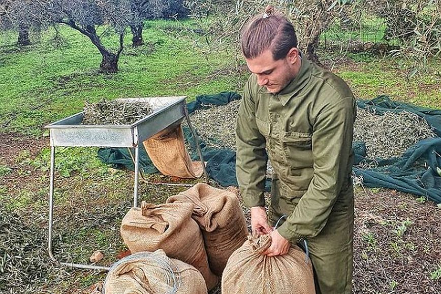 Κρήτη: Σέξι αγρότης καλεί τους νέους να δουλέψουν στη γη