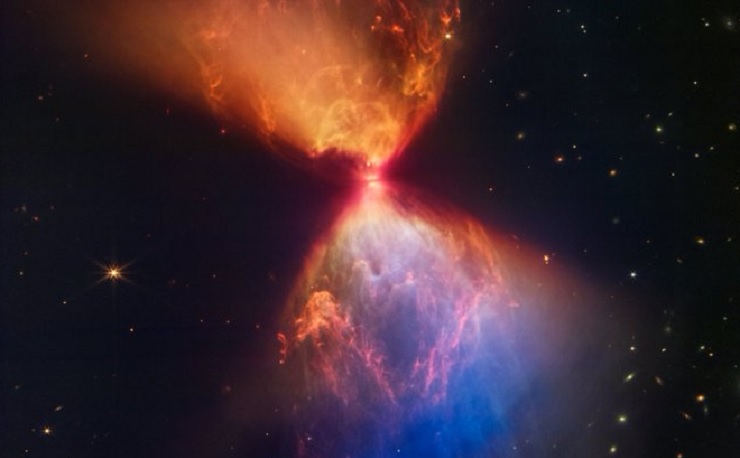 Τηλεσκόπιο James Webb: Απαθανάτισε νέφος σε σχήμα κλεψύδρας κατά τον σχηματισμό νέου άστρου
