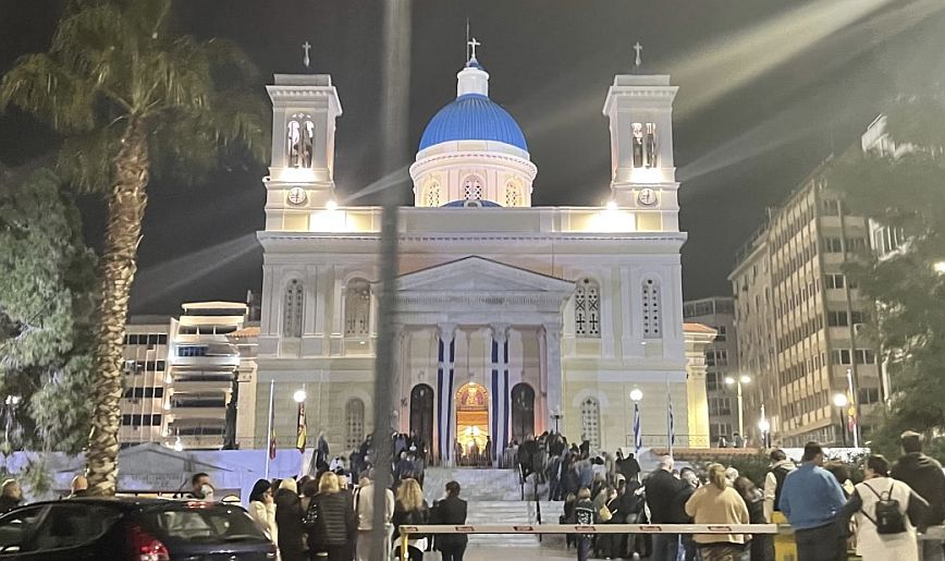Αγία Ζώνη Παναγίας: Πιστοί συρρέουν μαζικά να προσκυνήσουν – Δείτε εικόνες