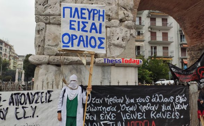 Γενική απεργία – Θεσσαλονίκη: Διαδηλωτής με κουκούλα, θηλιά και πλακάτ για τον Θάνο Πλεύρη