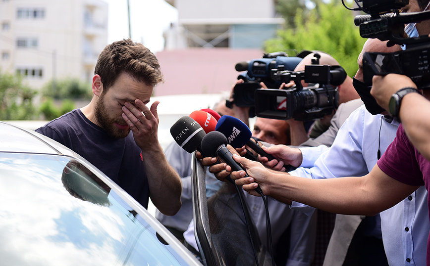 Μπάμπης Αναγνωστόπουλος: «Πίεζε τα μάτια του για να προκαλέσει δάκρυα» – Ειδικός στη γλώσσα του σώματος για τη δολοφονία της Καρολάιν