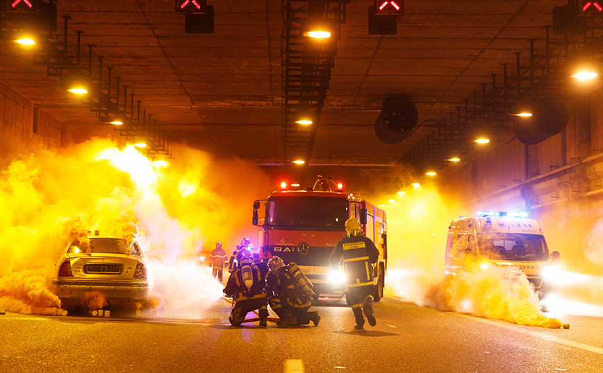 Φωτιά, καπνοί και το σενάριο τροχαίου με δύο αμάξια και ένα λεωφορείο στην Αττική Οδό &#8211; Εικόνες από την άσκηση της Πυροσβεστικής