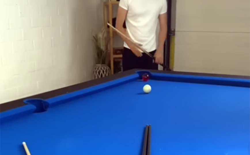 Για όσους αγαπούν τα ψαγμένα κόλπα στο μπιλιάρδο