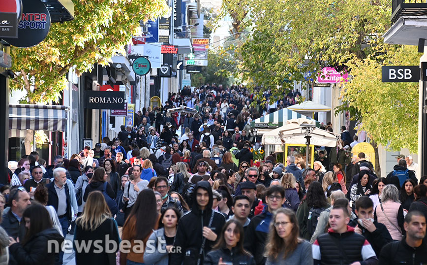 Black Friday: Χαμός στην Ερμού &#8211; Ουρές από νωρίς στο κέντρο της Αθήνας για τις προσφορές στα μαγαζιά