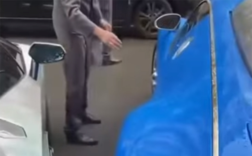 Όταν έχεις Bugatti αλλά δυσκολεύεσαι στο παρκάρισμα