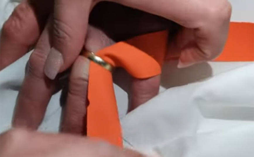 Βγάζει σφηνωμένο δαχτυλίδι με μια κορδέλα σε δευτερόλεπτα