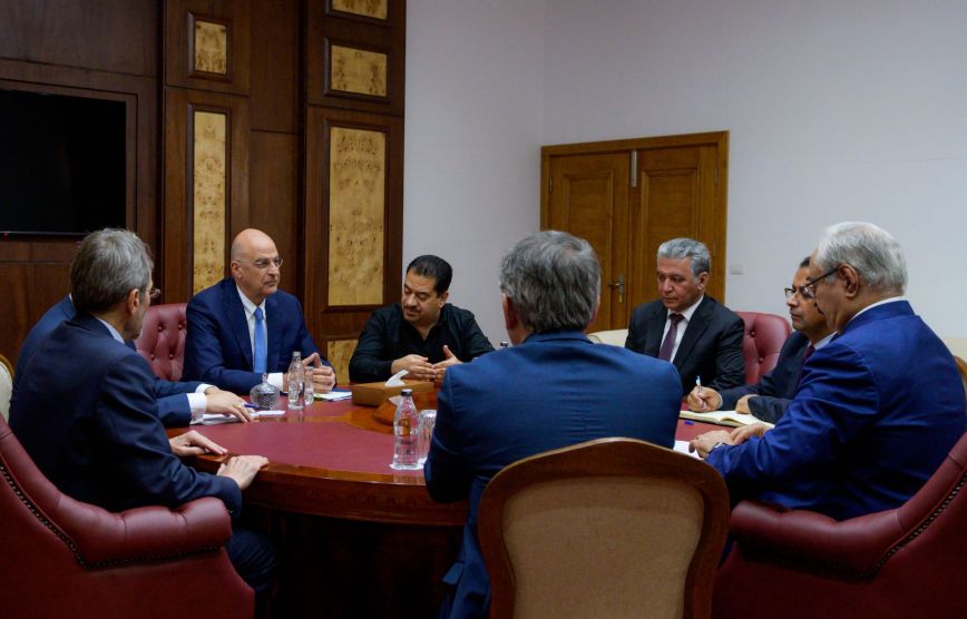 Συνάντηση Δένδια με τον στρατάρχη Χαφτάρ στη Βεγγάζη – Ξεκάθαρη καταδίκη του τουρκολιβυκού μνημονίου