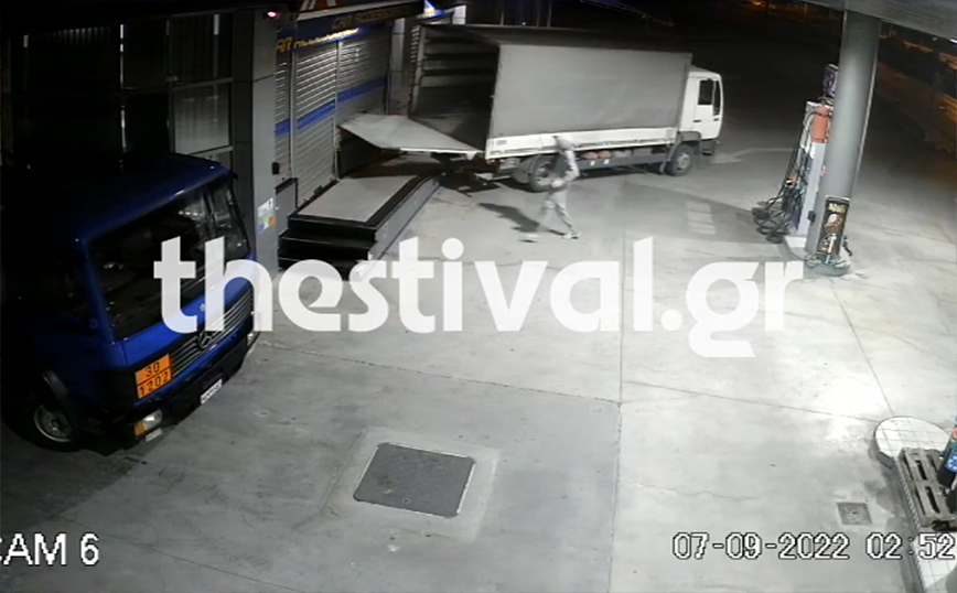 Θεσσαλονίκη: Διέρρηξαν με φορτηγό την είσοδο βενζινάδικου – Δείτε βίντεο
