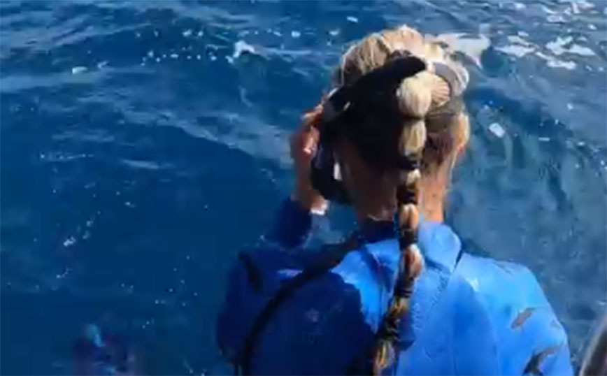 Δύτρια με πραγματικά καλά αντανακλαστικά