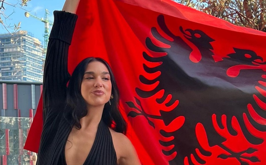 Dua Lipa: Κρατάει ψηλά την αλβανική σημαία για τα 110 χρόνια ανεξαρτησίας της χώρας