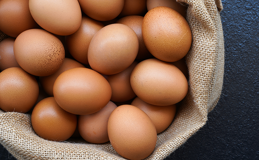 Πώς μοιάζει ένα αυγό αν καθαριστεί ωμό αλλά παραμείνει η μεμβράνη του
