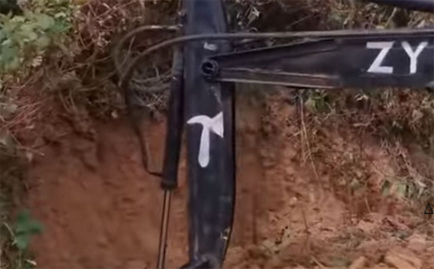 Μίνι εκσκαφέας&#8230; σχεδόν αυτοσχέδιος