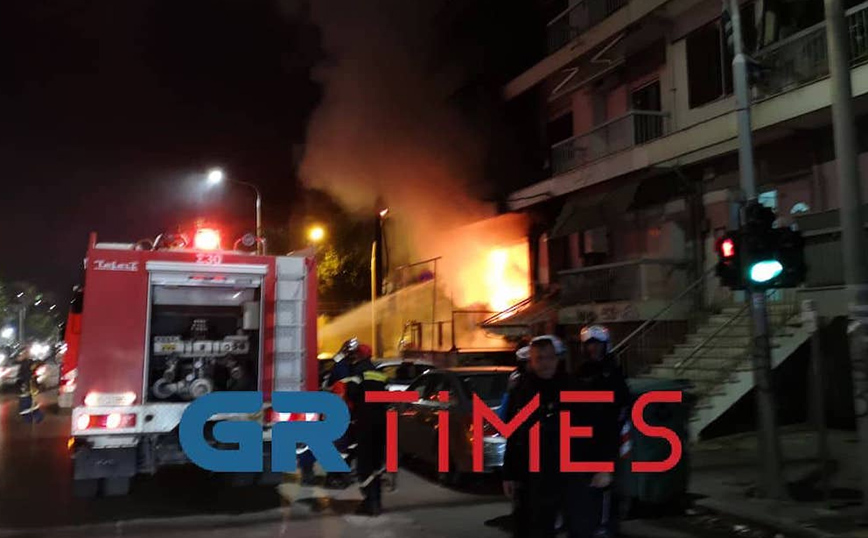 Θεσσαλονίκη: Καταστράφηκε ολοσχερώς κατάστημα με χαλιά – Τελευταία στιγμή οι πυροσβέστες έβγαλαν μία φιάλη υγραερίου