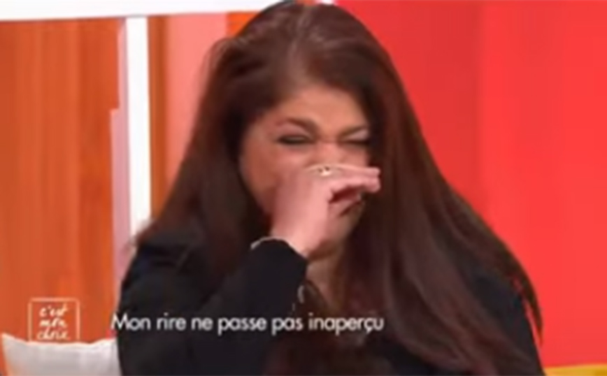 Πώς είναι να γελούν ταυτόχρονα πολλοί άνθρωποι με παράξενο γέλιο