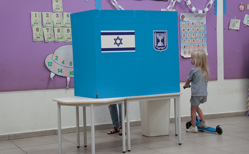 Εκλογές στο Ισραήλ &#8211; Άνοιξαν οι κάλπες: «Ελπίζω ότι θα τελειώσουμε τη μέρα με ένα πλατύ χαμόγελο» λέει ο Νετανιάχου