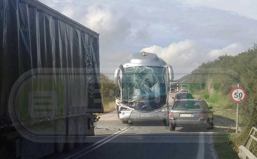 Καραμπόλα με δύο αυτοκίνητα, φορτηγό και λεωφορεία στην Ιωαννίνων – Κοζάνης – Δείτε εικόνες από το τροχαίο