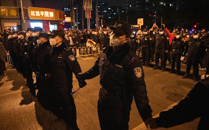 Ρεκόρ κρουσμάτων κορονοϊού στην Κίνα: Συγκρούσεις αστυνομίας και διαδηλωτών για τα περιοριστικά μέτρα