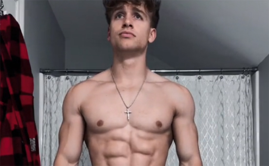 Ο τύπος που κάνει τους κοιλιακούς του να μεταμορφώνονται&#8230; σε δευτερόλεπτα