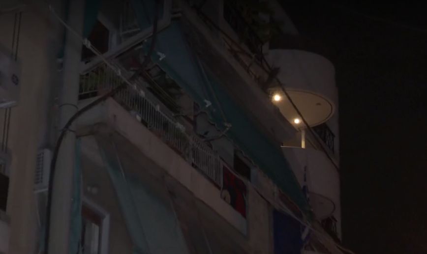 Κολωνός: Συνελήφθη ο πατέρας του 5χρονου που νοσηλεύεται διασωληνωμένος &#8211; Εικόνες μέσα από το σπίτι μετά τη φωτιά