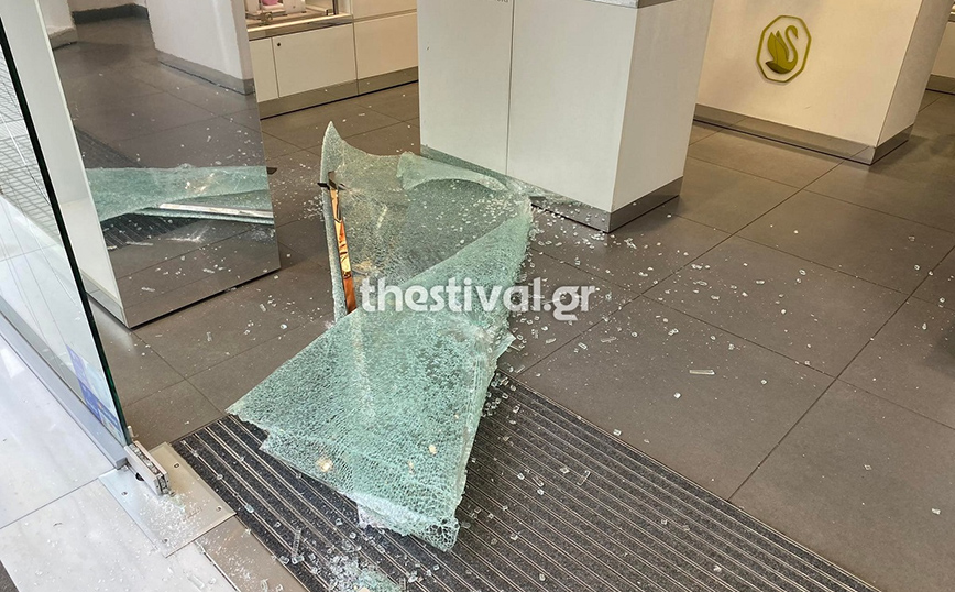 Γενική απεργία &#8211; Θεσσαλονίκη: Κουκουλοφόροι έσπασαν καταστήματα στο κέντρο