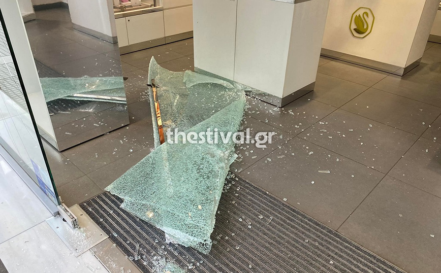 Γενική απεργία – Θεσσαλονίκη: Κουκουλοφόροι έσπασαν καταστήματα στο κέντρο