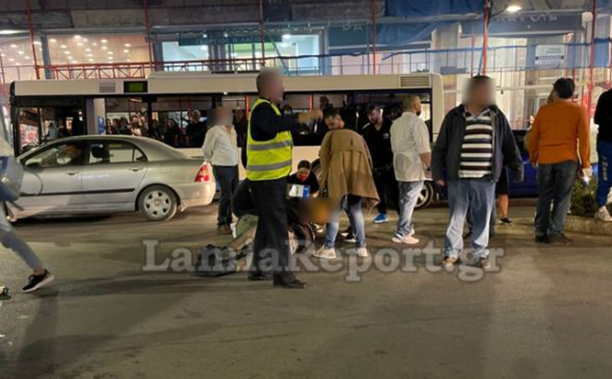 Λαμία: Άγρια επίθεση σε δημοτικούς αστυνομικούς – Τους χτύπησαν επειδή ζήτησαν να μετακινήσουν το αυτοκίνητο που εμπόδιζε