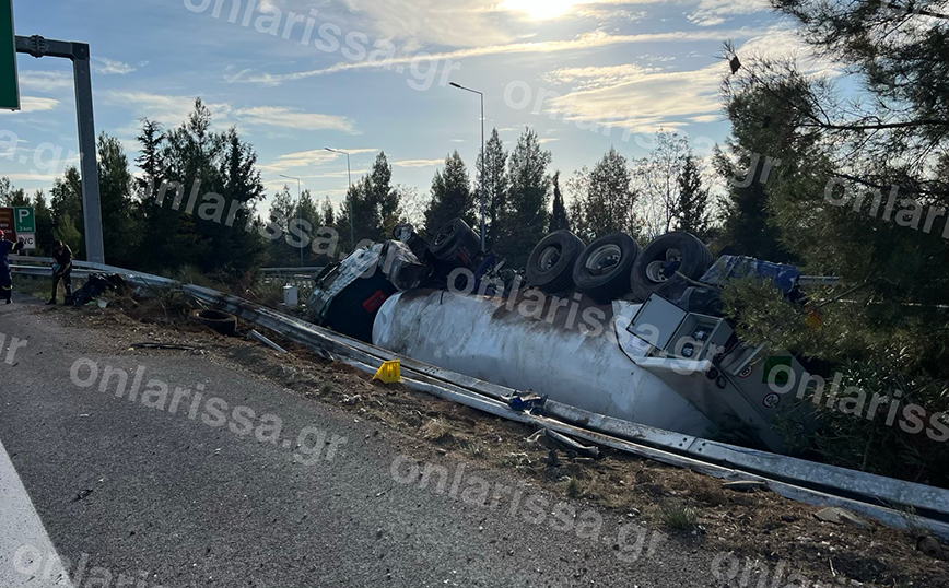 Συναγερμός στη Λάρισα: Ανατροπή βυτιοφόρου με εύφλεκτο υλικό στην Εθνική Οδό – Κίνδυνος για έκρηξη