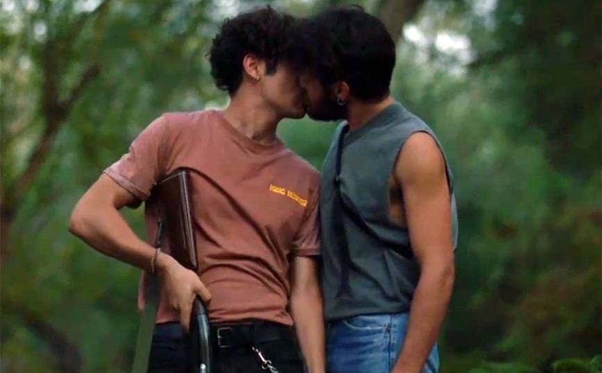 Maestro: Το Twitter δοξάζει τη σκηνή με το γκέι φιλί &#8211; «Πώς να μοιράσεις εγκεφαλικά στο συντηρητικό ελληνικό κοινό»