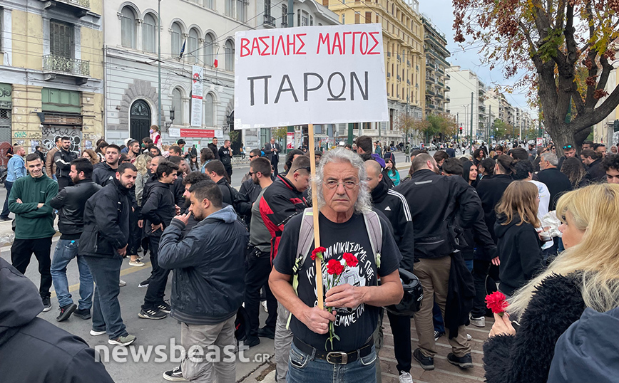 «Βασίλης Μάγγος παρών» – Στο Πολυτεχνείο ο πατέρας του, κρατά πλακάτ και κόκκινα γαρύφαλλα
