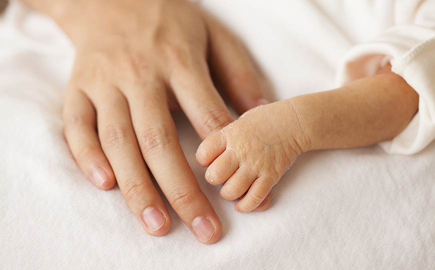 Πώς η επαφή δέρμα με δέρμα και η «μέθοδος καγκουρό» βελτιώνουν τις πιθανότητες επιβίωσης των πρόωρων μωρών