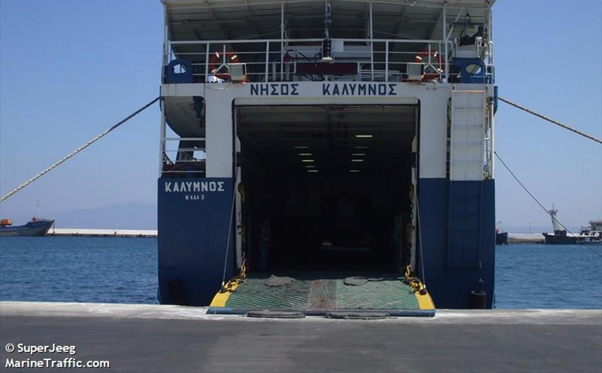 Προσέκρουσε σε βράχια το Nήσος Κάλυμνος &#8211; Εκτός κινδύνου επιβάτες και πλήρωμα, μπήκαν νερά στο πλοίο