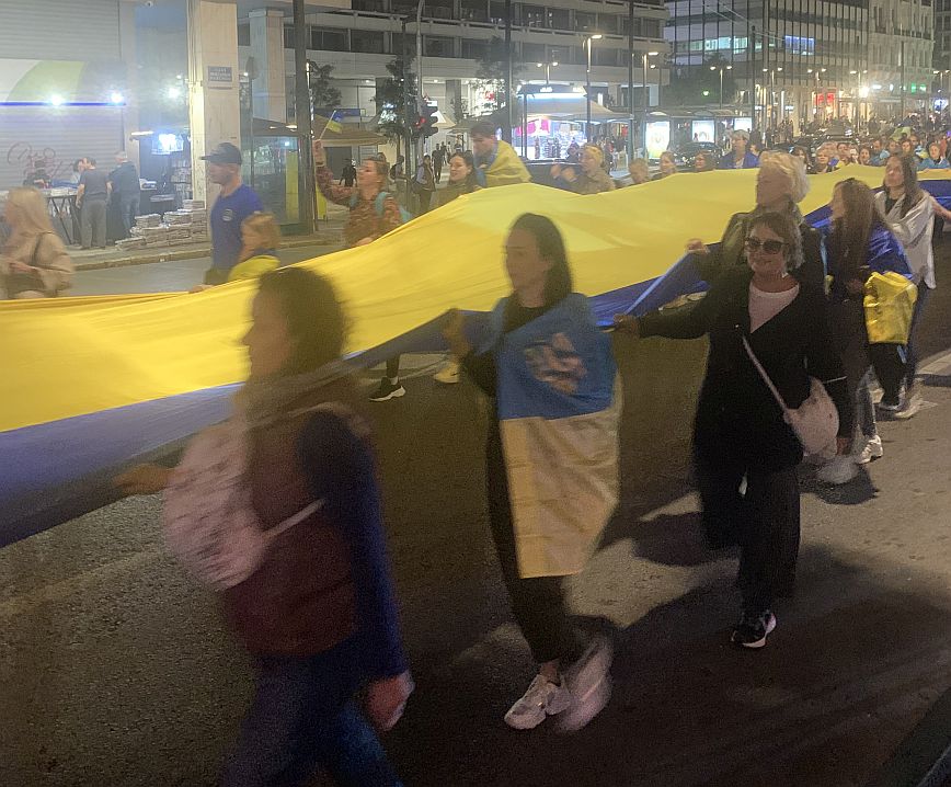 Αντιπολεμική συγκέντρωση Ουκρανών στην πλατεία Συντάγματος – Στην κορυφή της πορείας η Ρουσλάνα – Δείτε φωτογραφίες