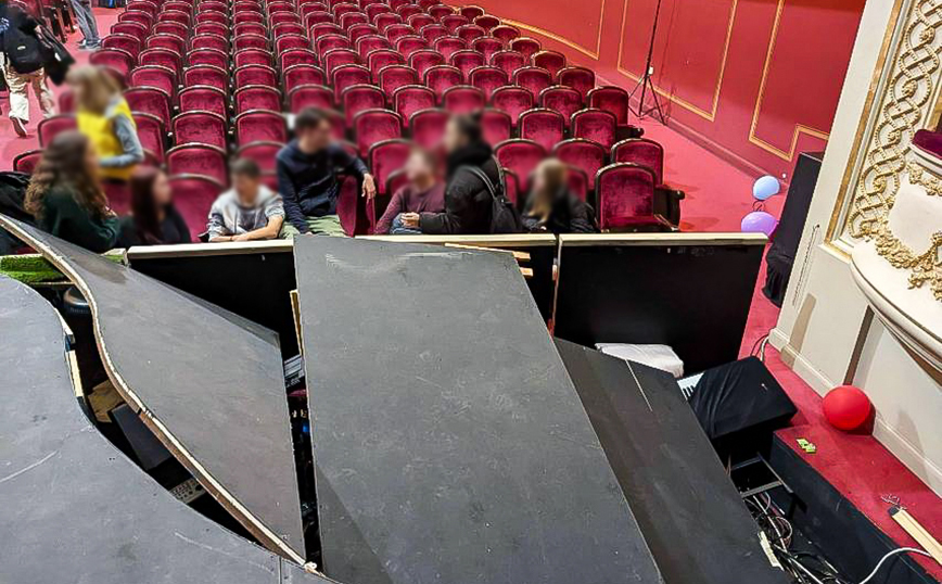 Δημοτικό Θέατρο Πειραιά: Εικόνες από την  κατάρρευση της σκηνής
