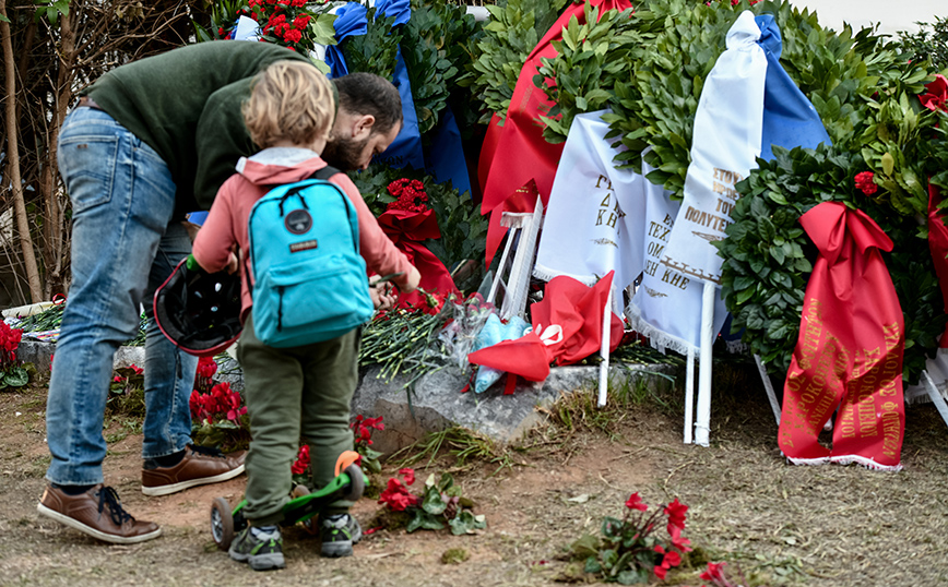 Πολυτεχνείο: Πλήθος κόσμου τιμά την 49η επέτειο της εξέγερσης &#8211; Δείτε φωτογραφίες