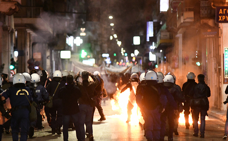 Πολυτεχνείο: Σπασμένα τζάμια, καμένοι κάδοι και χημικά στην πορεία