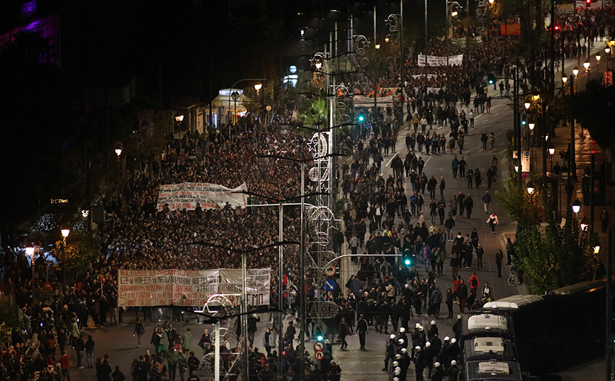 Πολυτεχνείο: Ολοκληρώθηκε η πορεία &#8211; «Οι εξεγέρσεις δεν μπαίνουν στα μουσεία» κεντρικό σύνθημα