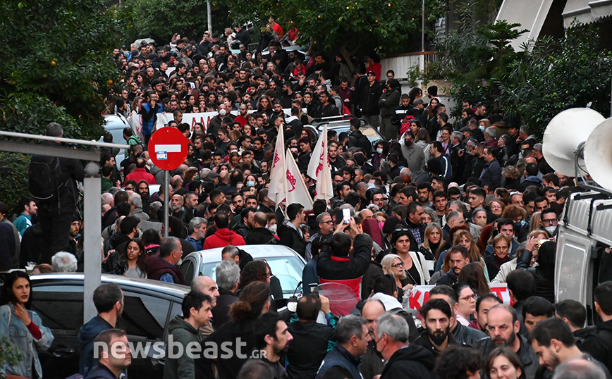 Ιωάννα Κολοβού: Πλήθος κόσμου στην πορεία διαμαρτυρίας για την έξωση της δημοσιογράφου