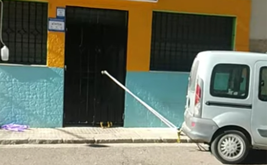 Μάλλον ο πιο ανορθόδοξος τρόπος να ανοίξεις μια κλειδωμένη πόρτα