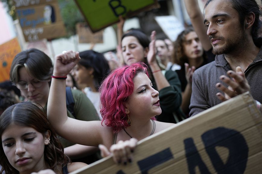 Πορτογαλία: Εκατοντάδες διαδηλωτές για το κλίμα στη Λισαβόνα &#8211; Δείτε φωτογραφίες