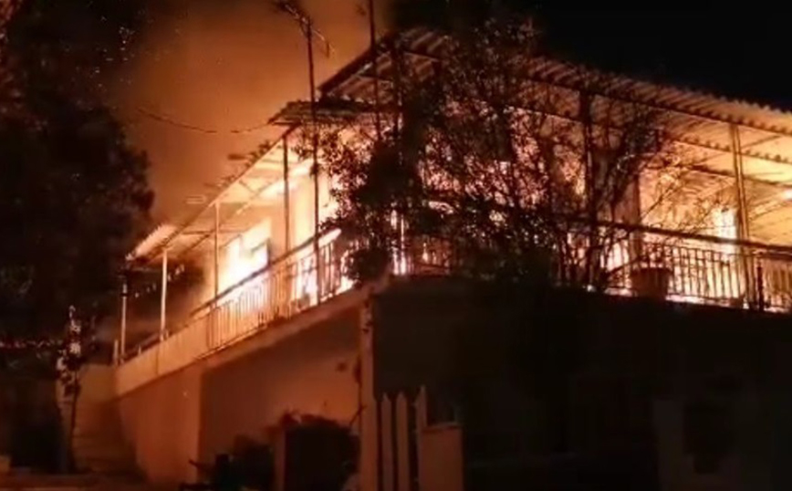 Βραυρώνα: Μονοκατοικία άρπαξε φωτιά – Το μυστήριο με το σπίτι και το αυτοκίνητο του ιδιοκτήτη του οικήματος