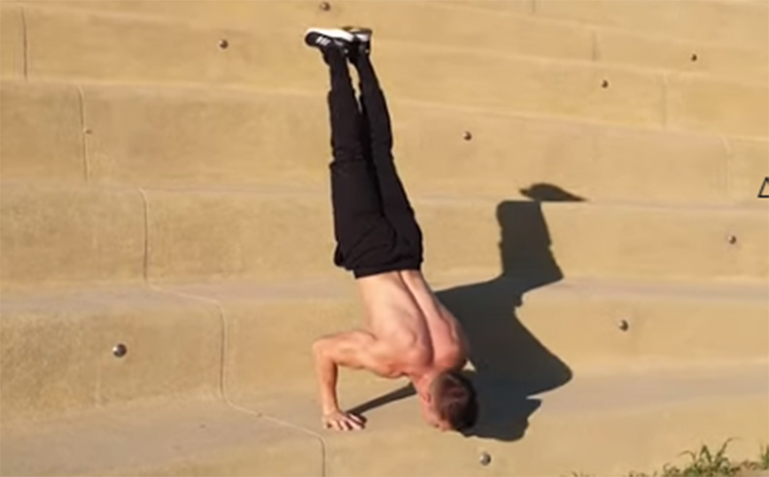 Αποδεικνύει ότι δεν υπάρχει μόνο&#8230; ένας τρόπος να κατέβεις τη σκάλα