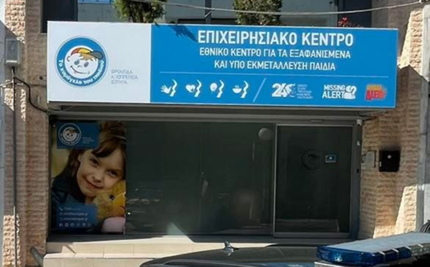 Πάτρα: Παιδί κοιμόταν έξω από θέατρο – Η χαρά του όταν φόρεσε ζεστές κάλτσες