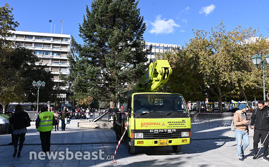 Σύνταγμα: «Μύρισε» Χριστούγεννα στο κέντρο της Αθήνας &#8211; Στήθηκε το χριστουγεννιάτικο δέντρο