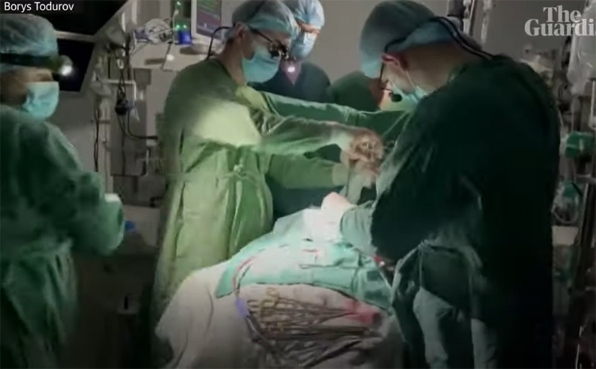 Κίεβο: Συγκλονιστικό βίντεο &#8211; Γιατροί συνεχίζουν την επέμβαση ανοιχτής καρδιάς σε παιδί παρά το μπλακ άουτ